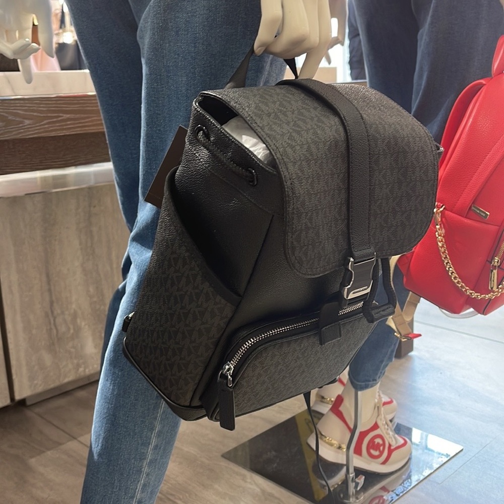 MICHAEL KORS MENS
Cooper Logo Sling Pack
Style# 37S3LCOC2B
COLOR: Black
NWT - Picture 4 of 16